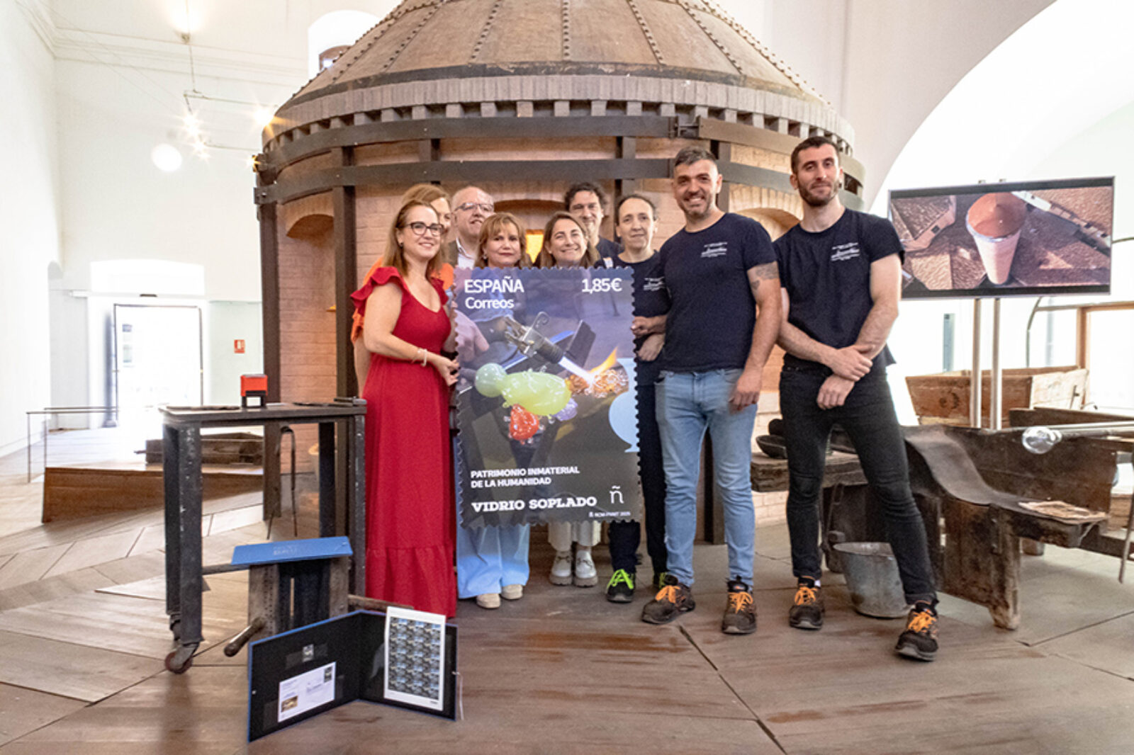 Correos presenta en el Real Sitio de San Ildefonso un sello dedicado al Vidrio Soplado